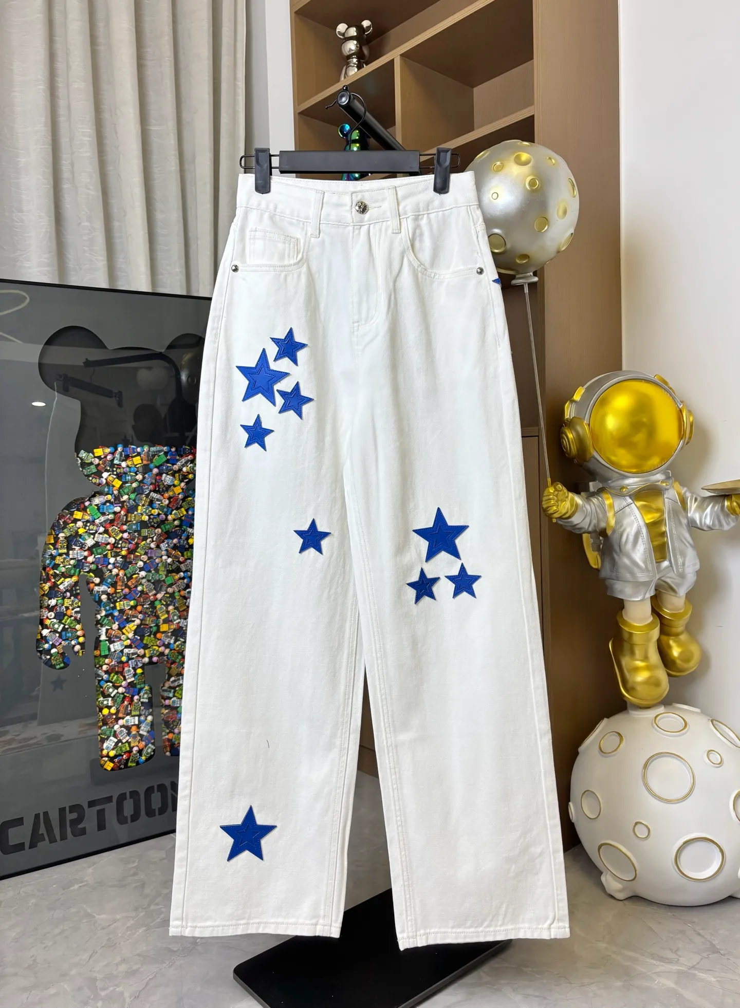 P260 Style number: DC 125# Chrome Hearts Las Vegas limited pants, star patch leather cross denim straight pants. Highly recommended Chrome Hearts jeans, the composite fabric has good texture, comfortable and not tight, comfortable and non-restrictive, makes you look taller and slimmer, easy to wear, has a belly-control effect, fashionable people love it, loose tailoring, comfortable and stylish. Full sense of design, mid-high waist straight version, just the right length to stretch the leg lines🎀 Denim is very popular on the street. You can put any look on Instagram and blend it into various styles. It is suitable for all seasons. Color: White Size: s m l xl (Picture 9️⃣Size chart)